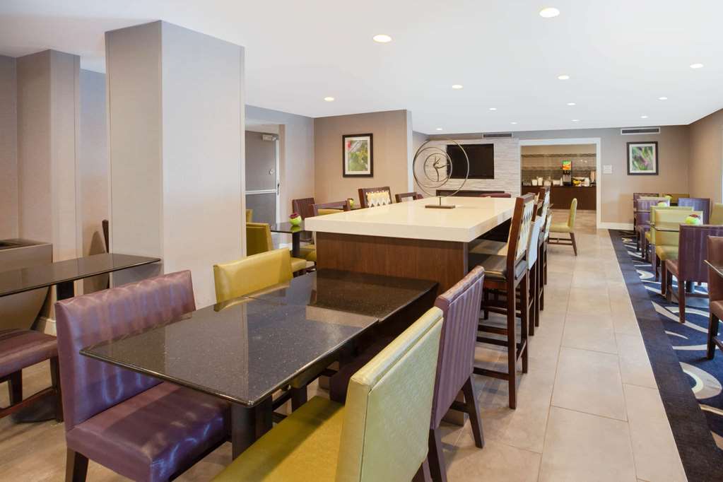 La Quinta Inn & Suites by Wyndham Detroit Utica - photo 27