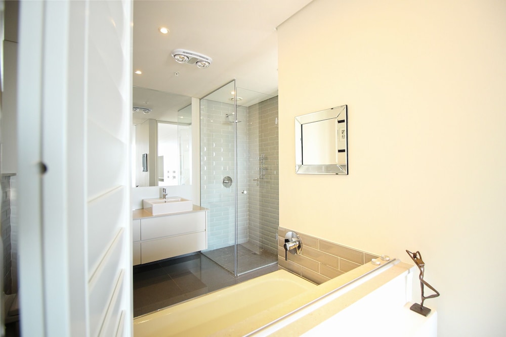 Mirage 1006 — 4-Star Luxury Hotel in Cape Town, South Africa