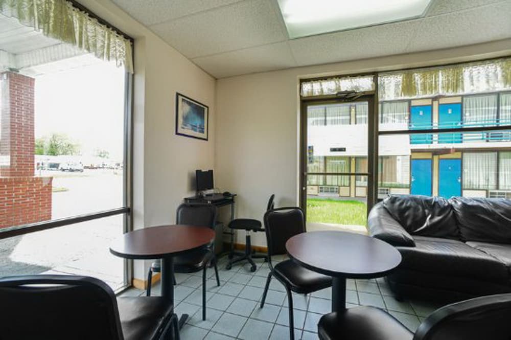 Loyalty Inn Maryville - photo 4