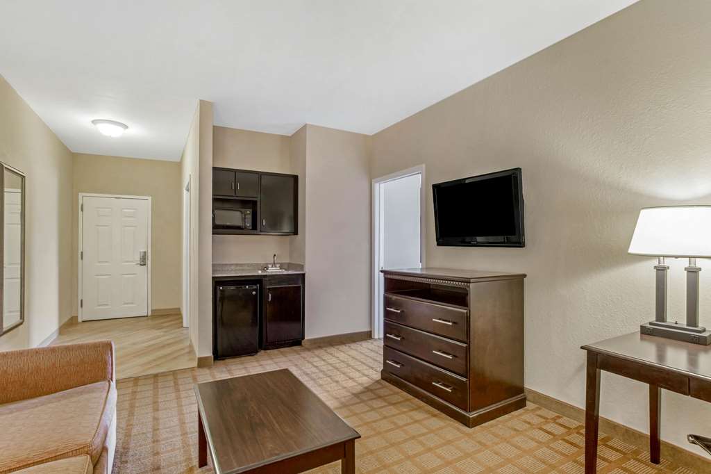 La Quinta Inn & Suites by Wyndham Mobile Satsuma Saraland - photo 29
