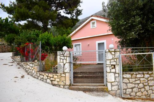 Under the pine tree - last minute hotel in Unknown City