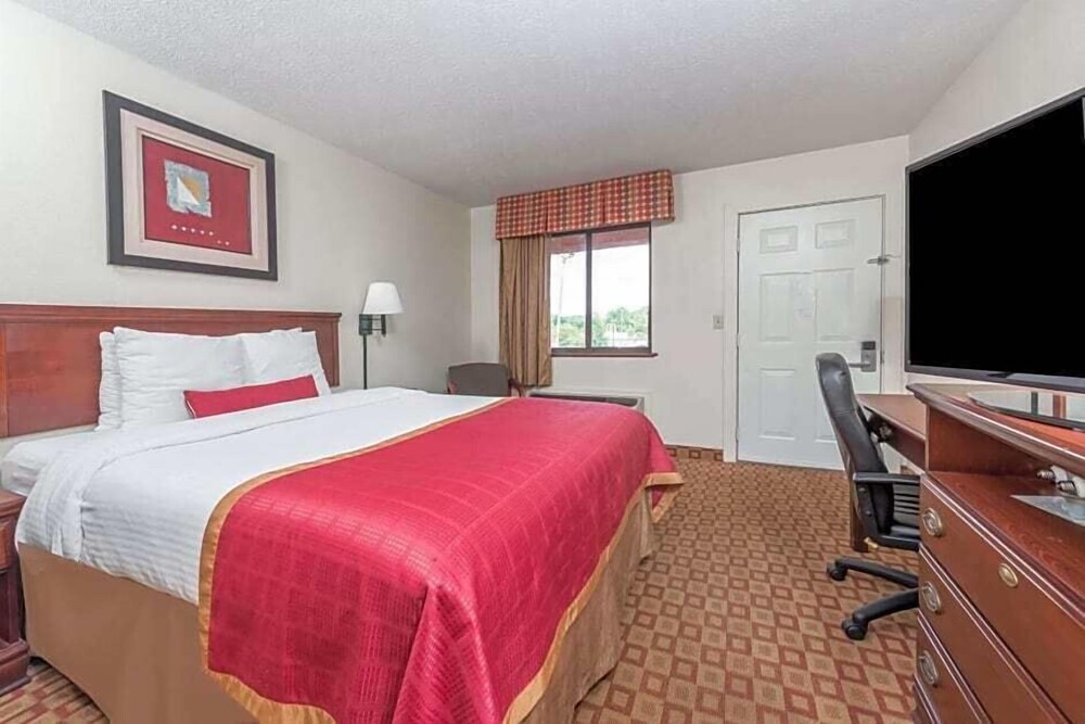Days Inn by Wyndham Bloomington in Bloomington, United States