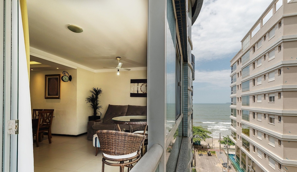 Apto vista mar c churrasq. a 50m da Praia ATT0602