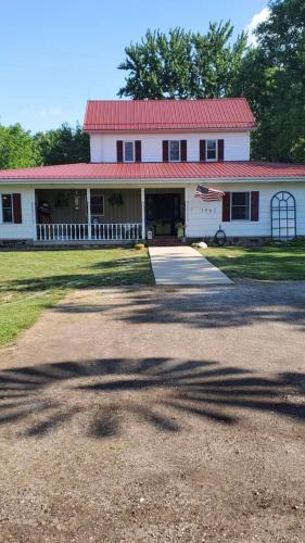 The FarmHouse Inn Guest House — 4-Star Luxury Hotel in Nappanee, United States