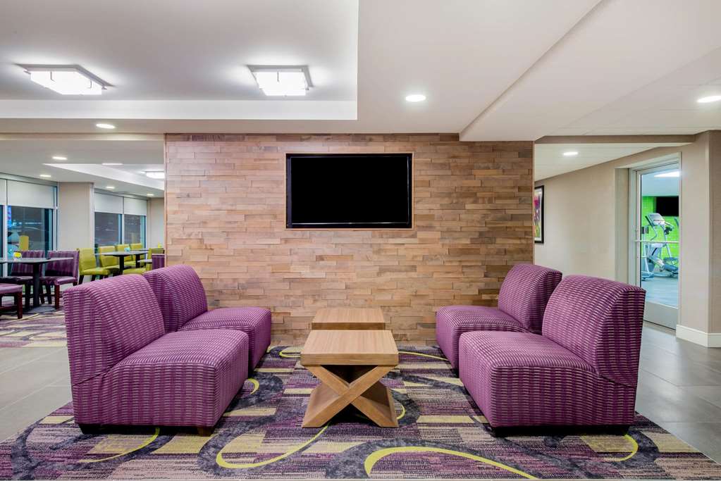 La Quinta Inn & Suites by Wyndham Baltimore BWI Airport - photo 12