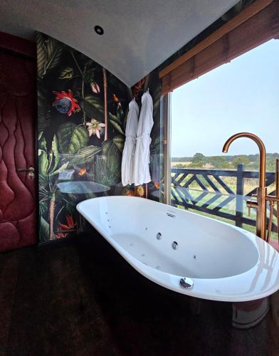 Lavish Country Retreat 30mins Taxi Ride From West London — hotel in Chessington