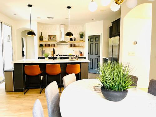Huge Home near Old Folsom Pet & Family Friendly — 4-Star Luxury Hotel in Folsom, United States