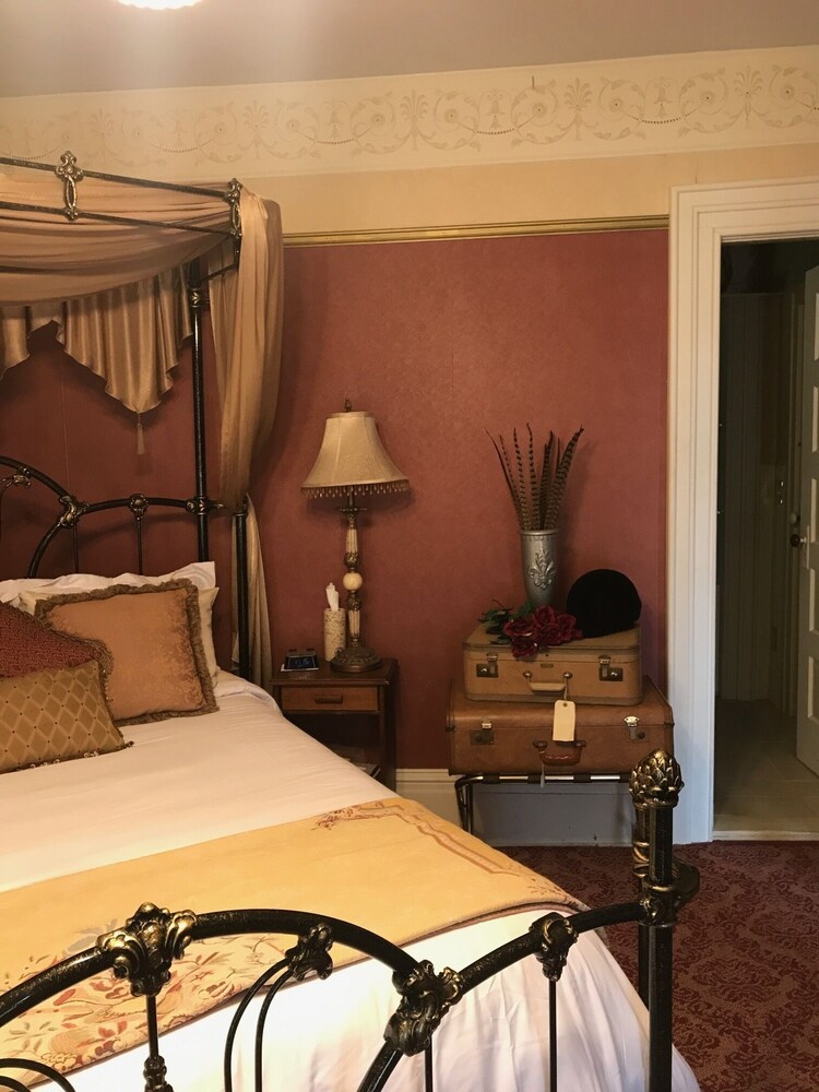 Iron Amethyst Inn Boutique Hotel - photo 4