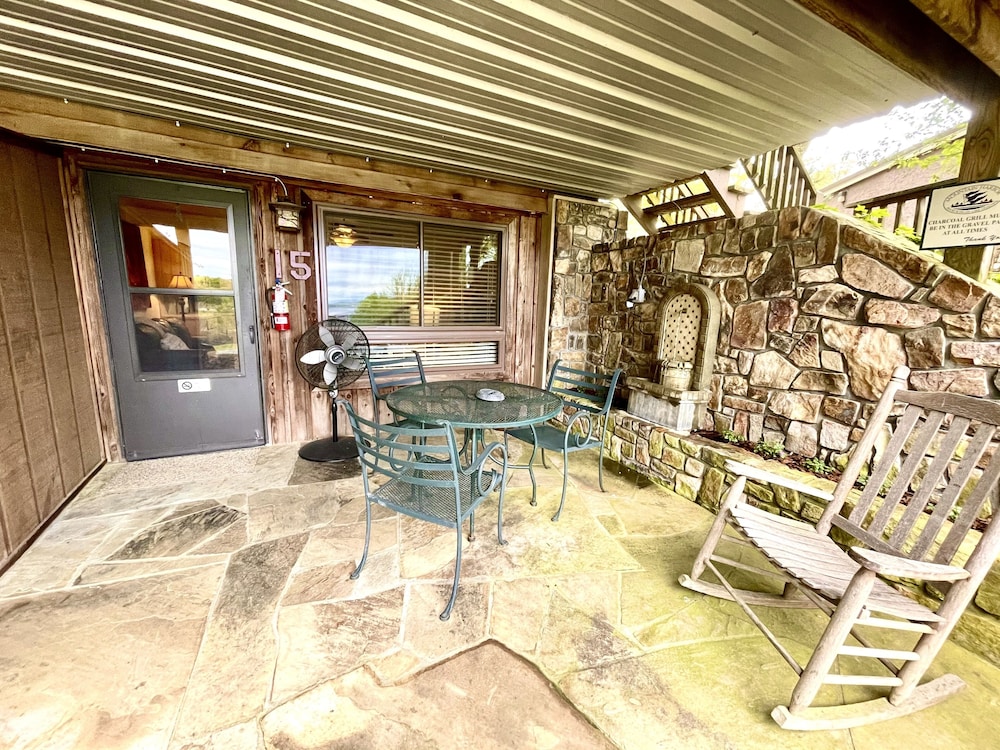SU15 Spacious studio with full kitchen dining table and rock patio overlooking Lake Ouachita. by RedAwning - photo 16