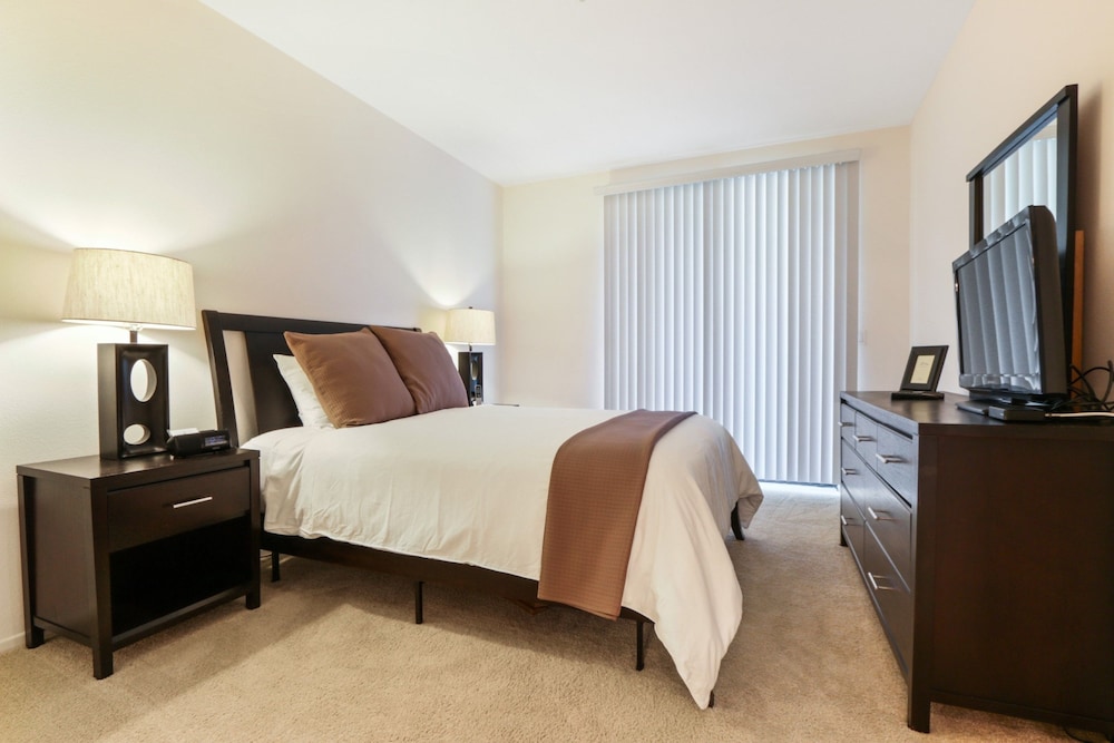 Global Luxury Suites at The Village - photo 11