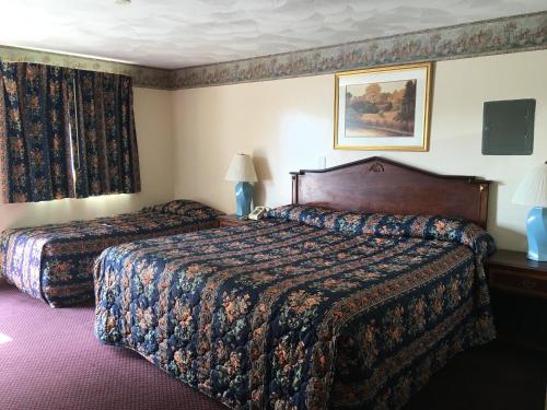 Knotty Pine Motel - photo 14
