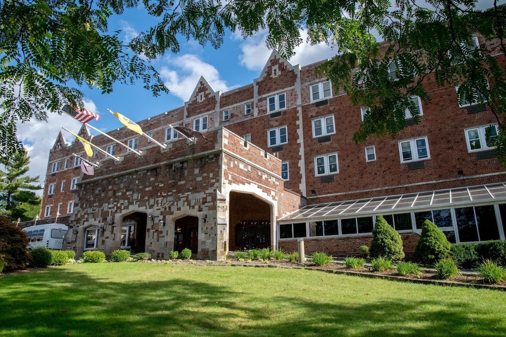 The Albion Summit - carbon neutral hotel in Summit