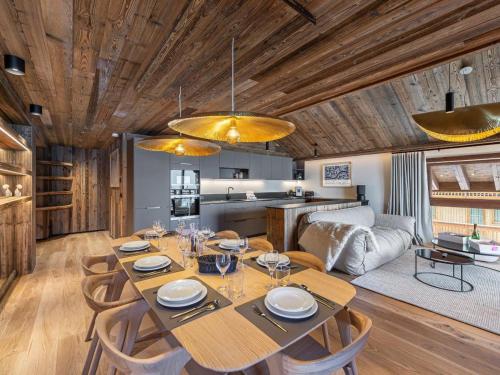 Chalet Courchevel 1650 6 pièces 11 personnes FR 1 563 100 — 4-Star Luxury Hotel in Courchevel, France