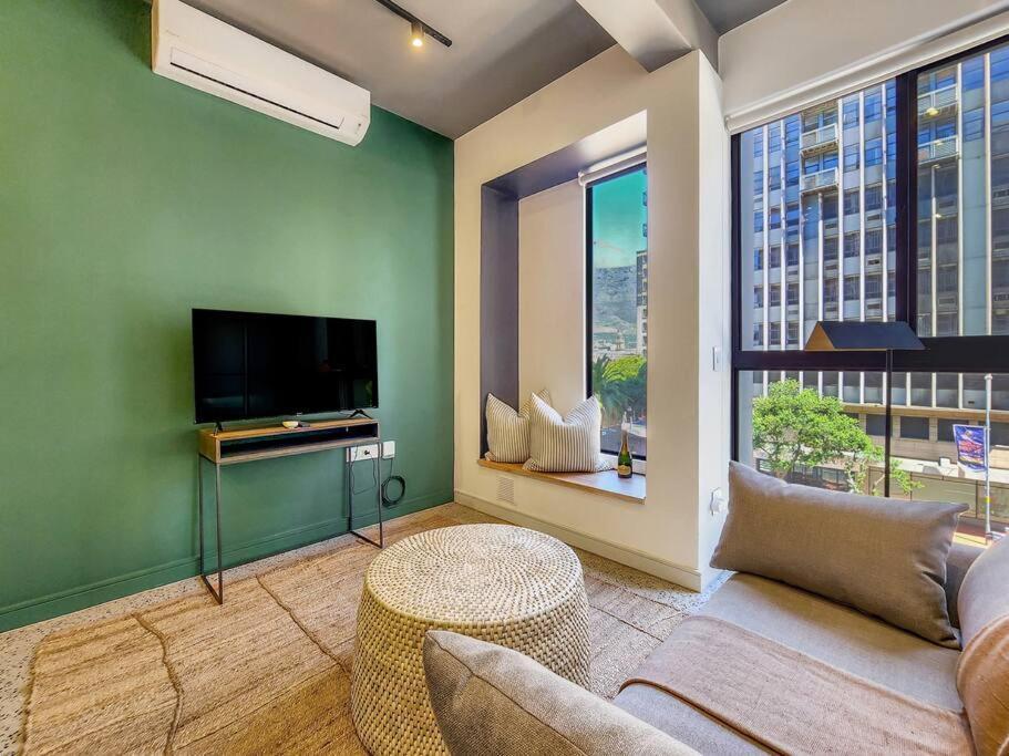 2nd Floor Luxury in City Pool Secure Wifi — 4-Star Luxury Hotel in Cape Town, South Africa
