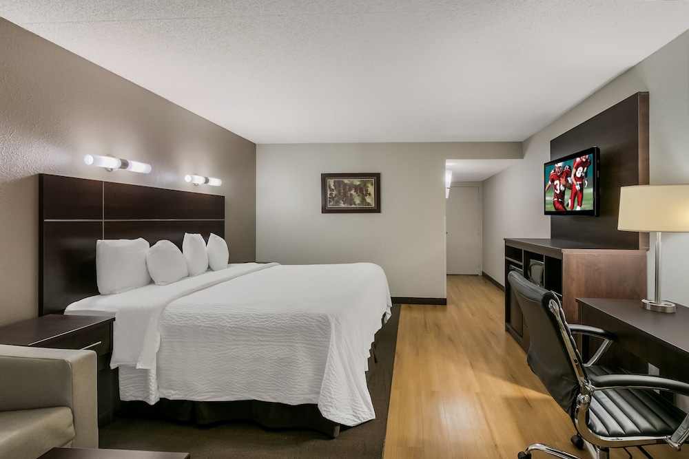 Red Roof Inn PLUS & Suites Knoxville West Cedar Bluff - photo 11