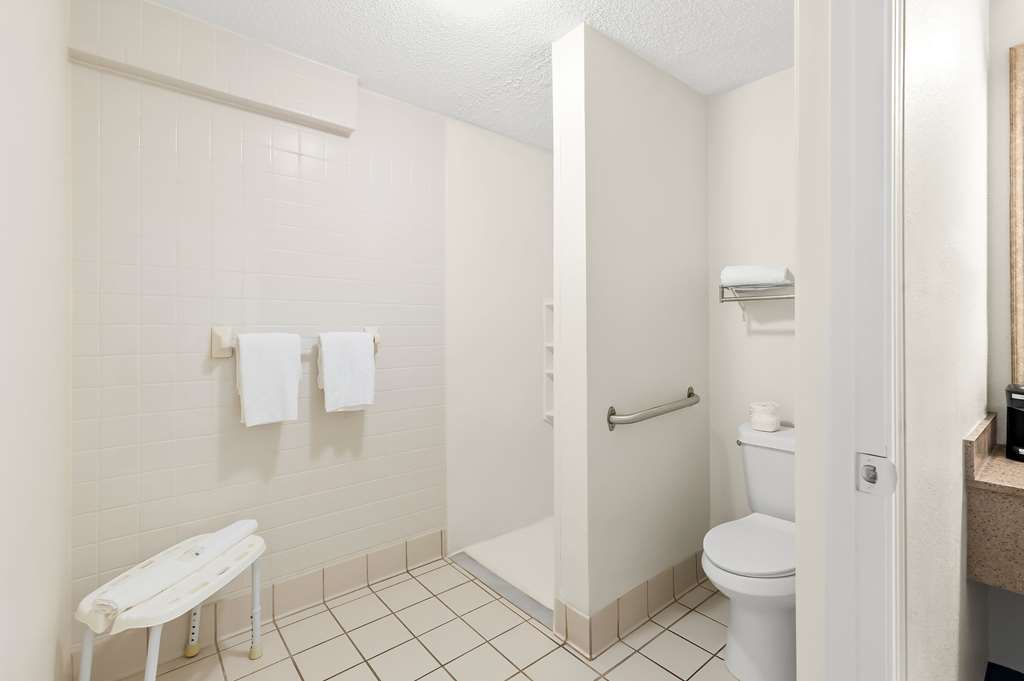 Quality Inn Middleburg Heights near Cleveland Airport - photo 11