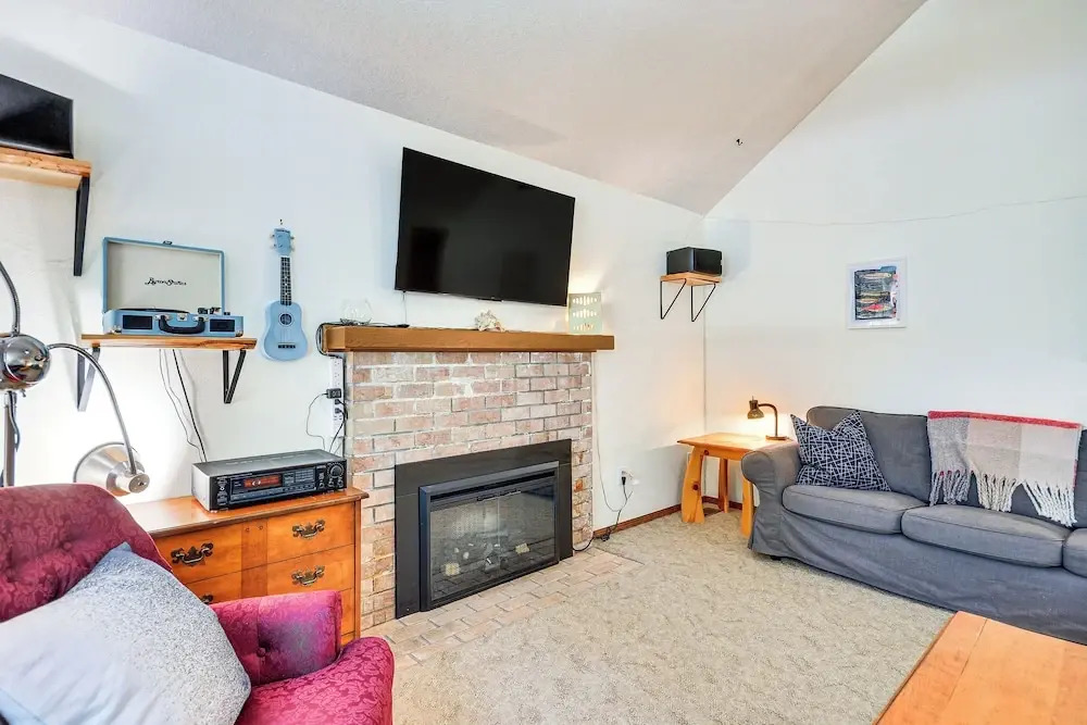 Rhododendron Retreat w Hot Tub: Steps to River in Mount Hood Village, United States