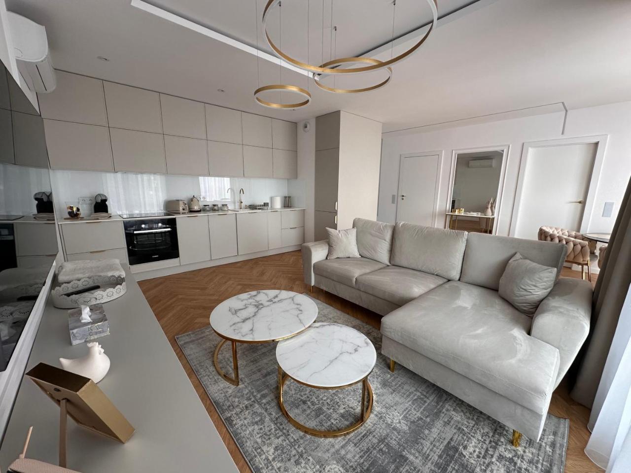 Taupe II Wyjątkowy Apartament w centrum Łodzi — 4-Star Luxury Hotel in Lodz, Poland