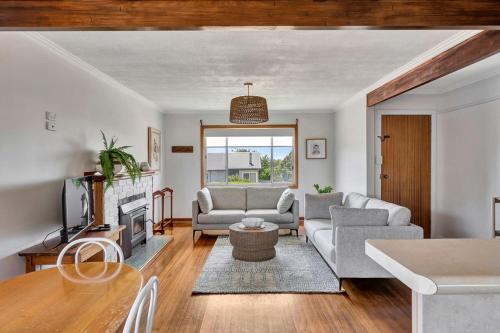 Seabreeze Escape: Your Next Coastal Getaway — hotel in Penguin