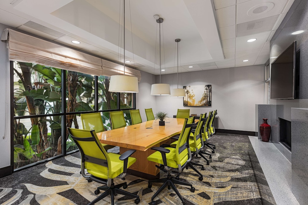 Hilton Garden Inn Los Angeles Hollywood - photo 24