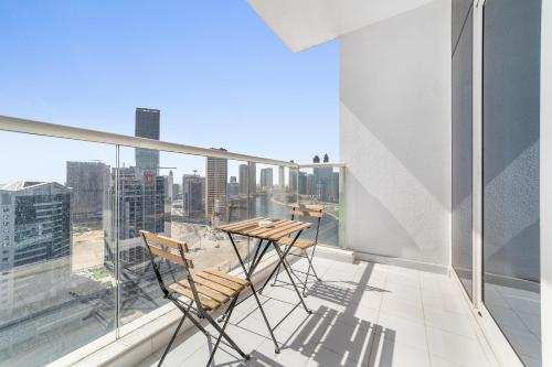 Elegant 1BR Spacious & Luxury Canal View — 4-Star Luxury Hotel in Dubai, United Arab Emirates