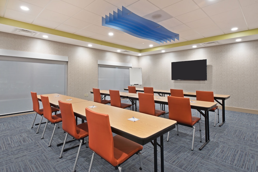 Holiday Inn Express & Suites Uniontown by IHG - photo 31