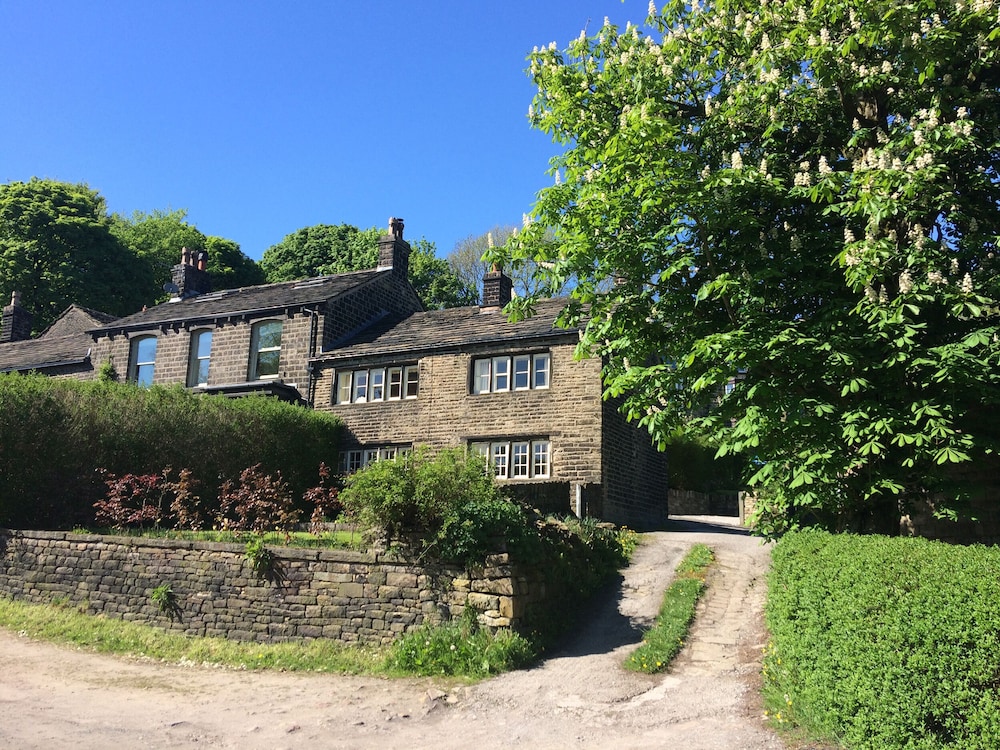 Hawkyard's Cottage — 4-Star Luxury Hotel in Oldham, United Kingdom