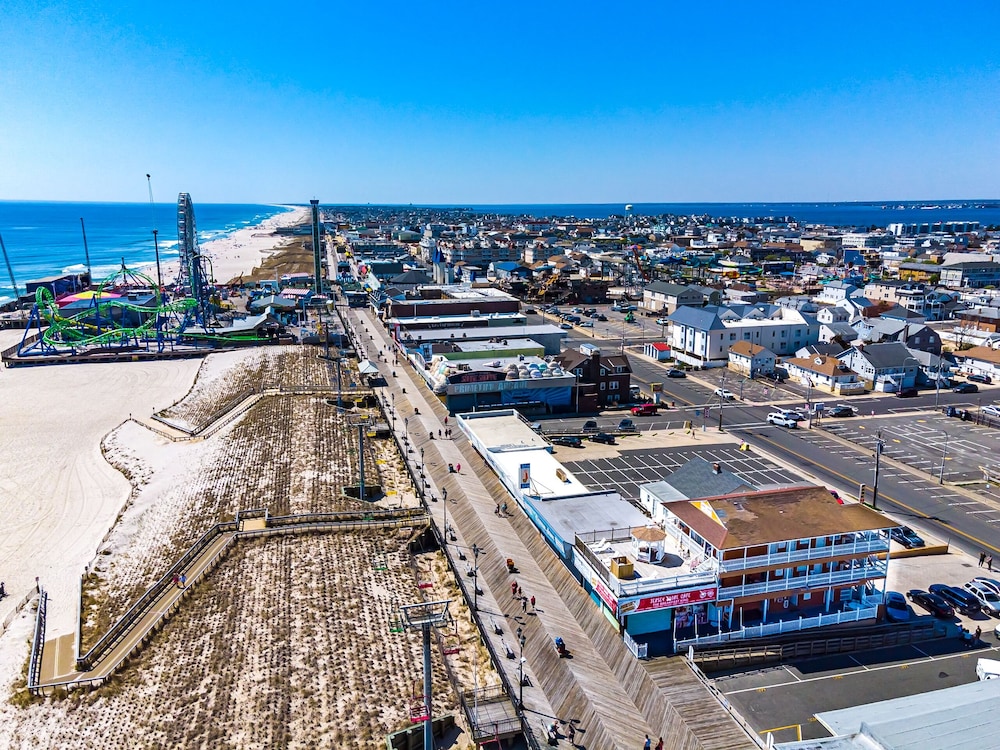 Boardwalk Hotel Charlee & Beach House Rentals - photo 32