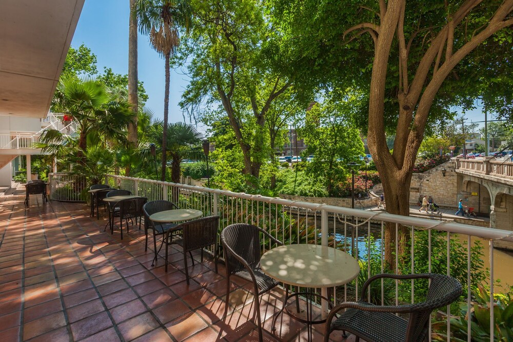 El Tropicano Riverwalk Hotel - photo 35