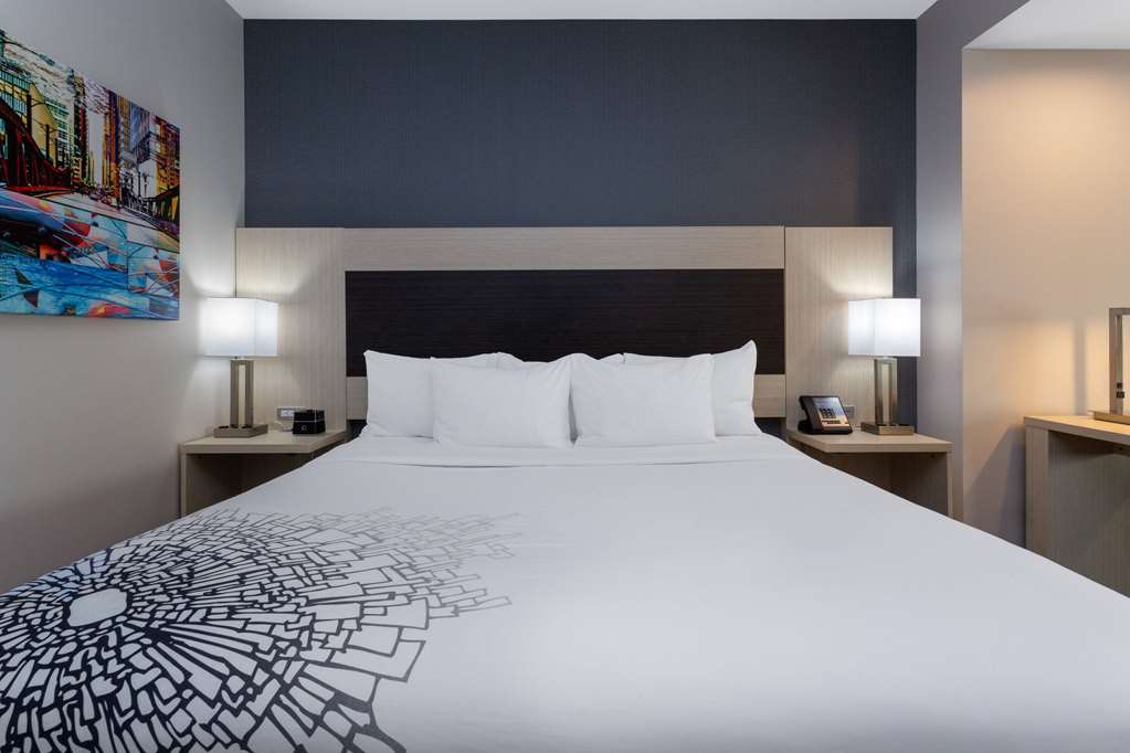 La Quinta Inn & Suites by Wyndham Shorewood - photo 21