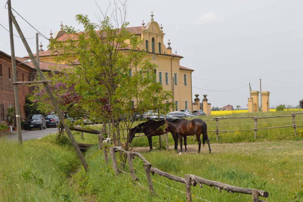 B&B Ca' Gialla — 4-Star Luxury Hotel in Urbana, Italy