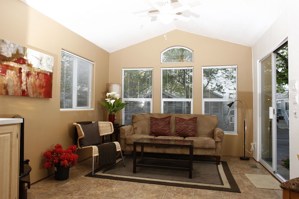 Arden Acres Executive Suites and Cottages - photo 17