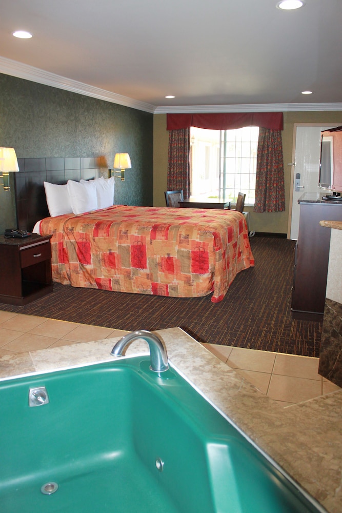 Crystal Inn Suites & Spas - photo 9