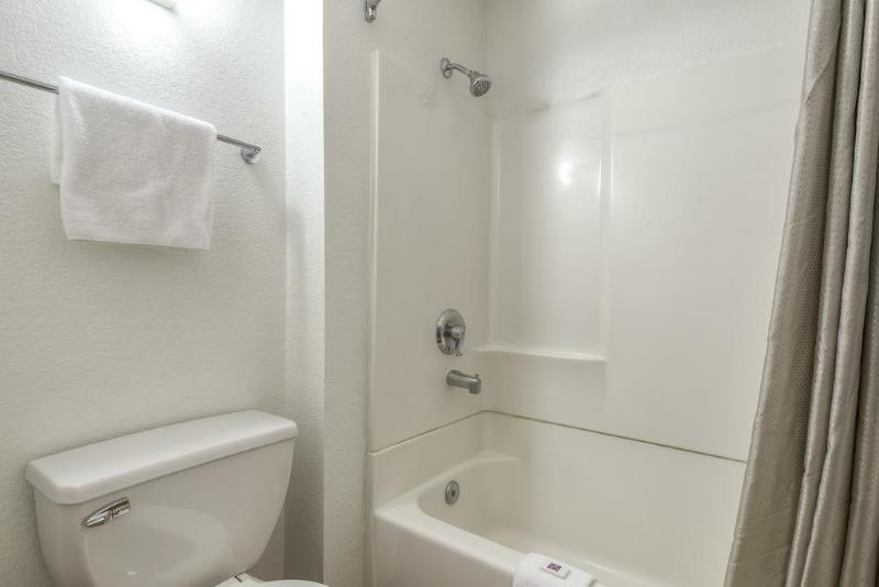 Motel 6 Carlsbad Downtown - photo 10