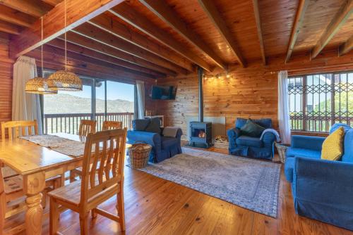 Peaceful Mountain Home with Views over False Bay