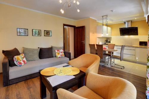 Eleganckie i Stylowe Apartamenty Sun Seasons 24 w Karpaczu z Parkingiem by Noclegi Renters — 4-Star Luxury Hotel in Karpacz, Poland