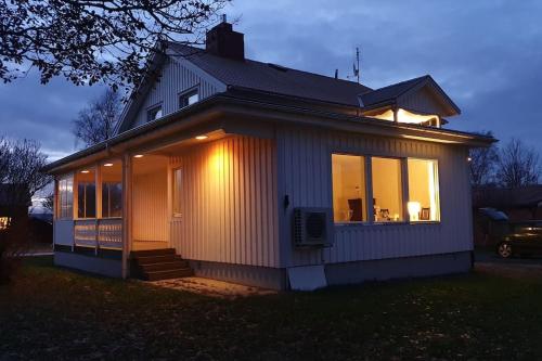 Stor villa på Teg i Umeå nära centrum med parkering — 4-Star Luxury Hotel in Umea, Sweden