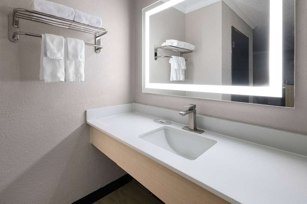 Days Inn by Wyndham Hinesville Near Fort Stewart - photo 13