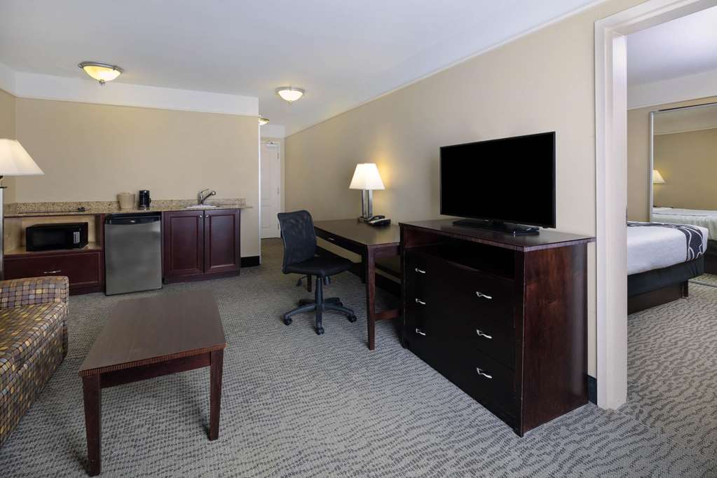 La Quinta Inn & Suites by Wyndham Savannah Airport Pooler - photo 21