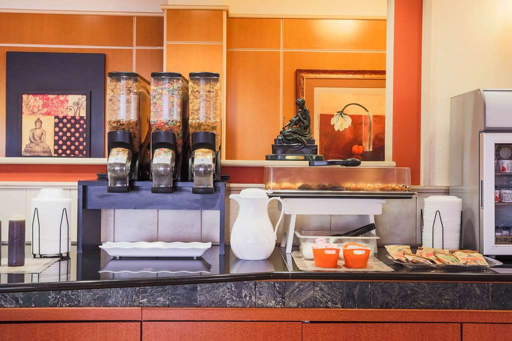 La Quinta Inn & Suites by Wyndham Islip MacArthur Airport - photo 27