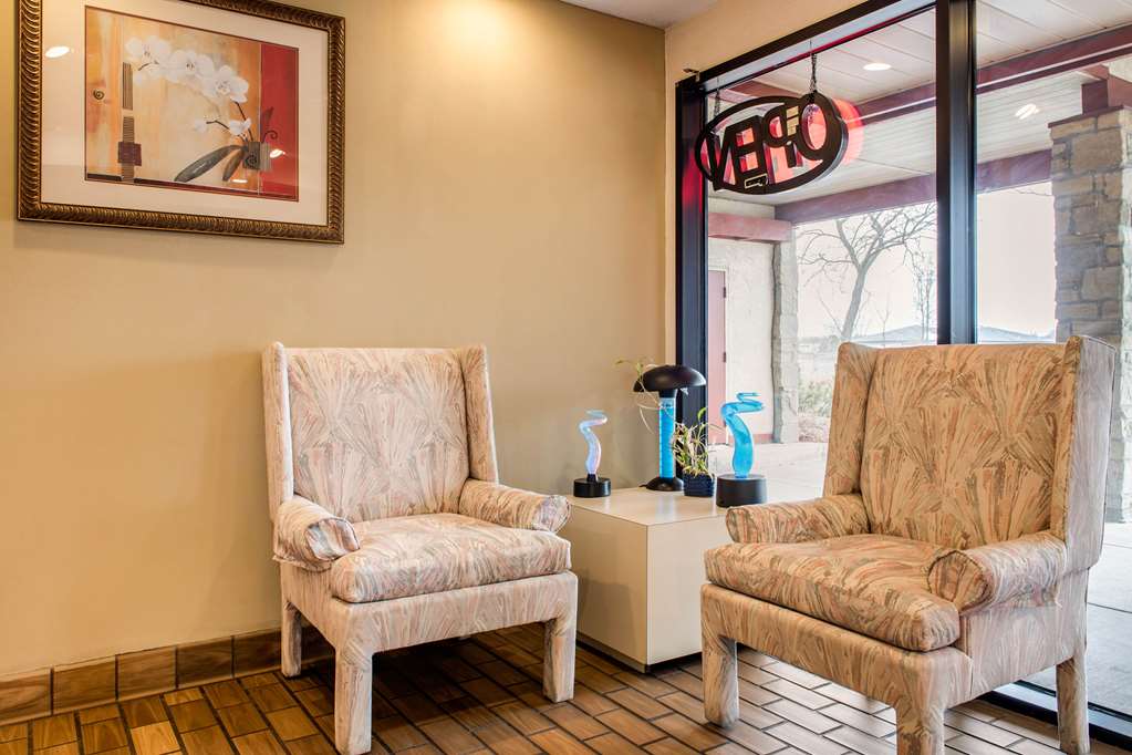 Econo Lodge Airport Holland - photo 2