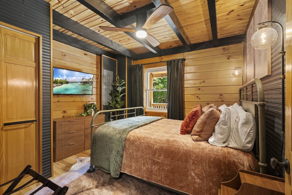 Hot Tub & Wifi Hillside Haven Red River Gorge KY in Rogers, United States