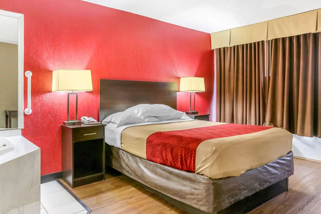 Econo Lodge Shorewood - photo 15