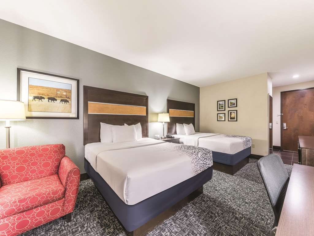 La Quinta Inn & Suites by Wyndham Tulsa Catoosa Route 66 - photo 11