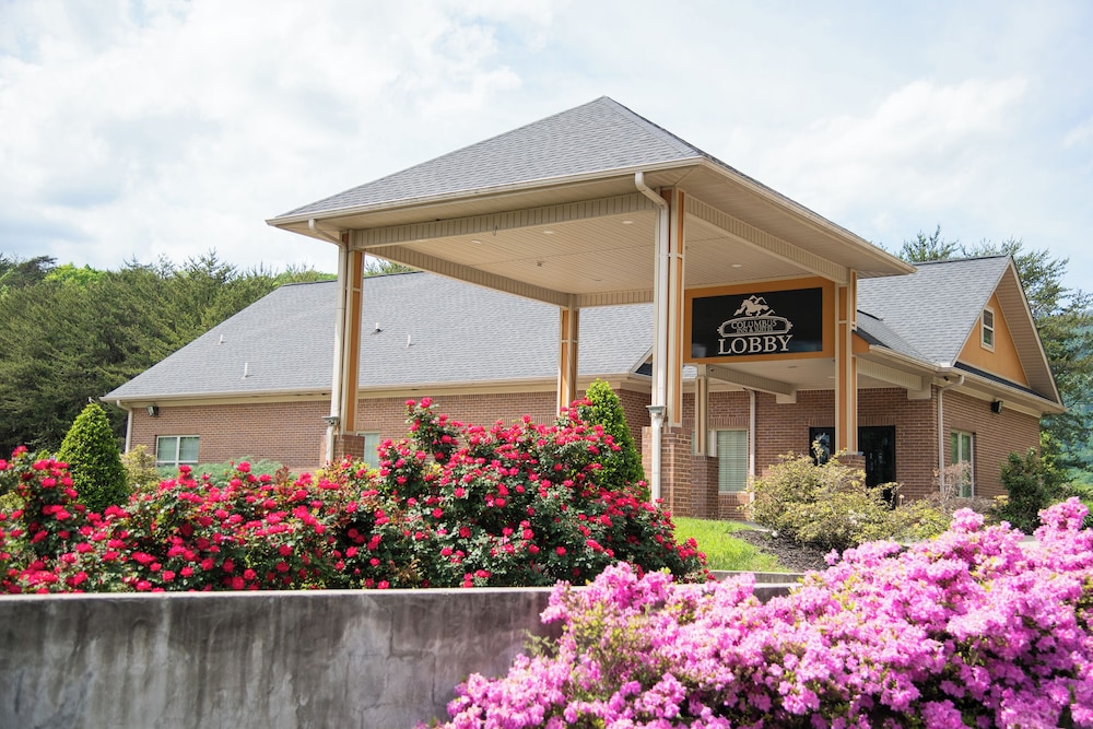 Columbus Inn and Suites - photo 30