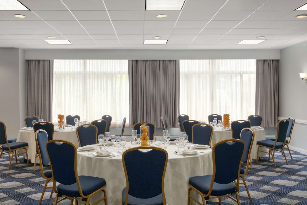 Embassy Suites by Hilton Philadelphia Valley Forge - photo 51