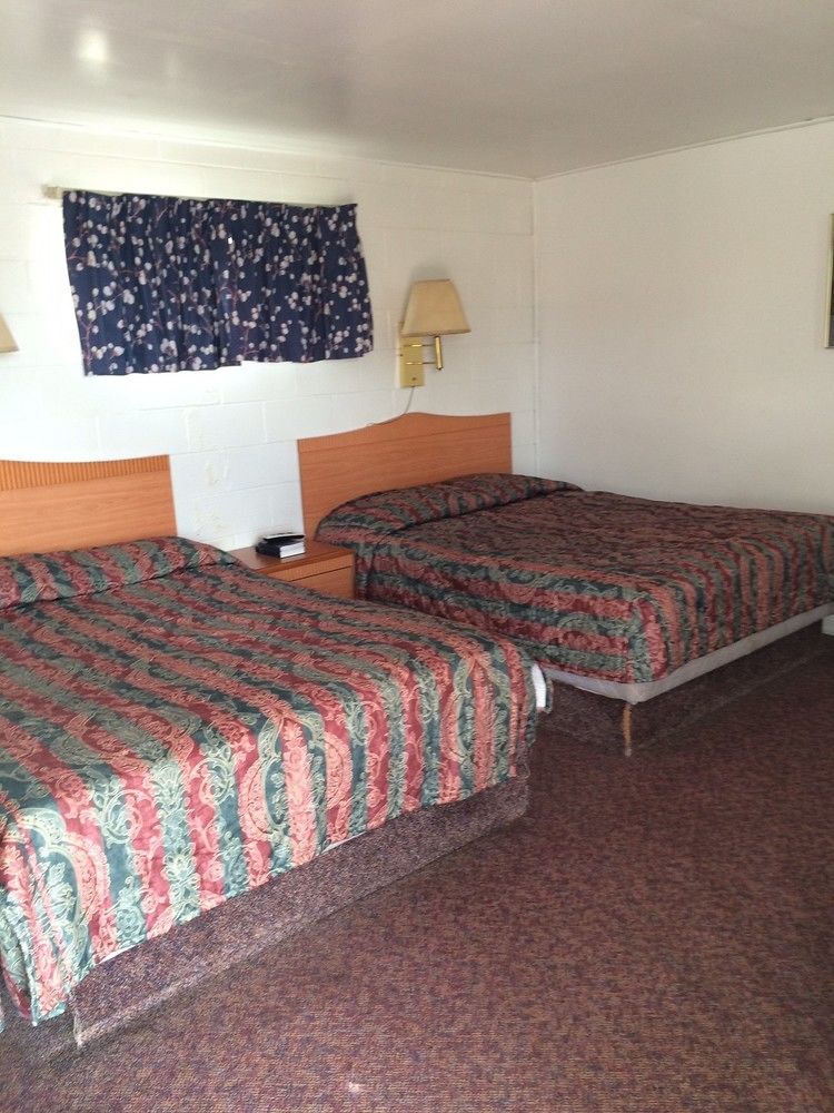 Desert Skies Motel - photo 2