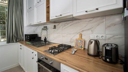 Elegant 1BR Vake Apt for 3 By Wehost