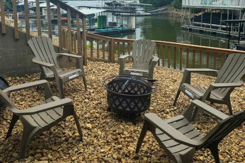 Fire Pit Private Dock: Ozarks Family Escape — hotel in Camdenton