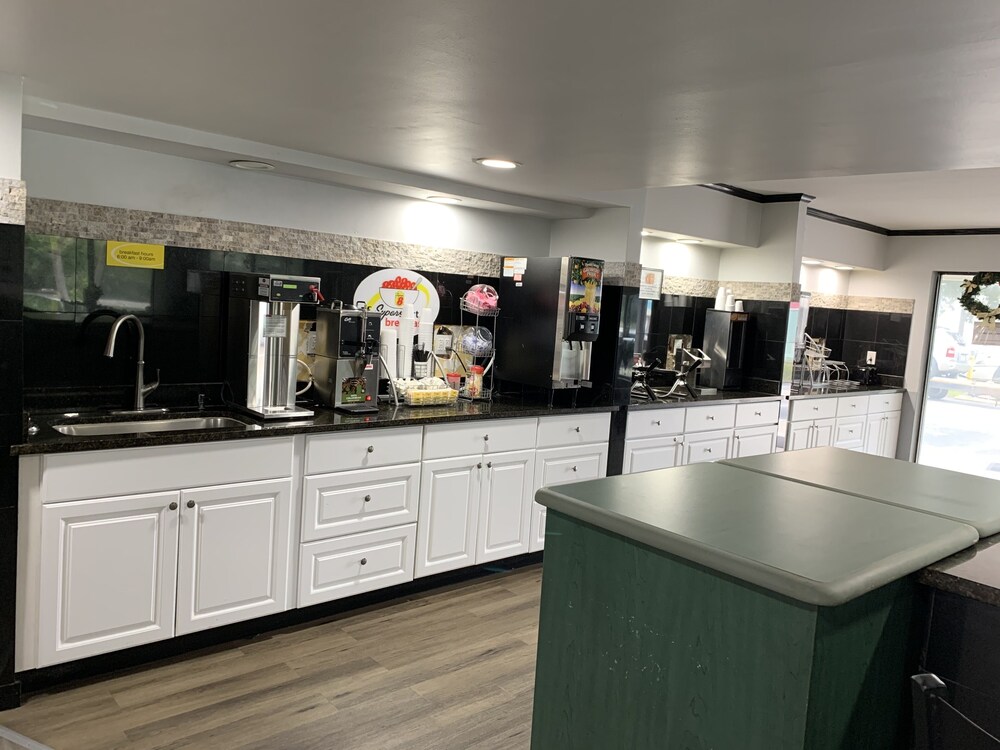 Super 8 by Wyndham Naples - photo 21